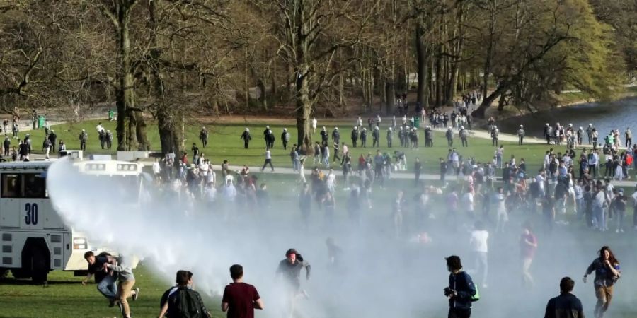 Polizei geht gegen tausende Teilnehmer einer Party in Brüsseler Park vor