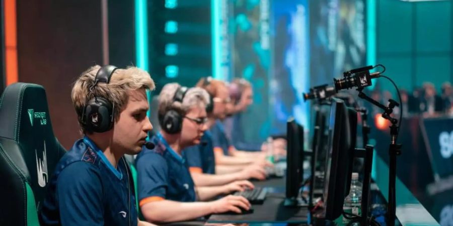 Mit einem 3:1-Sieg gegen Schalke sichert sich Team Rogue einen Platz im Halbfinale der LEC-Playoffs. Foto: Michal Konkol/Riot Games/dpa