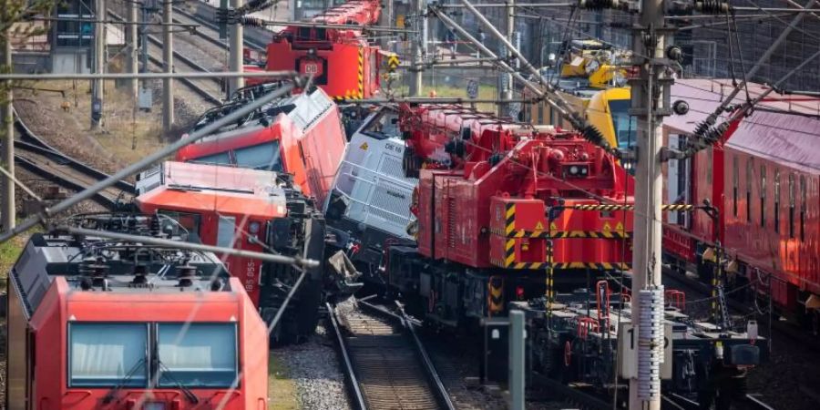 Die Bahn macht noch keine konkrete Prognose zur Dauer der Streckensperrung. Foto: Moritz Frankenberg/dpa