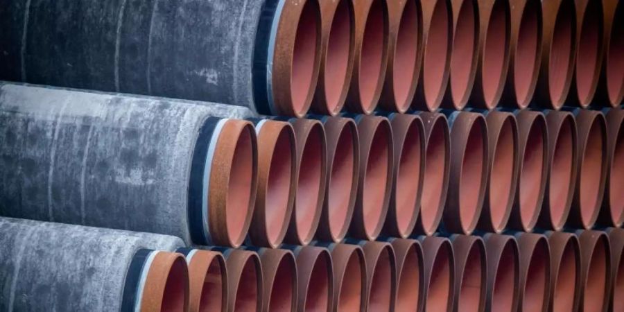 Rohre für die Gaspipeline Nord Stream 2 liegen auf einem Lagerplatz auf der Insel Rügen. Foto: Jens Büttner/dpa-Zentralbild/dpa