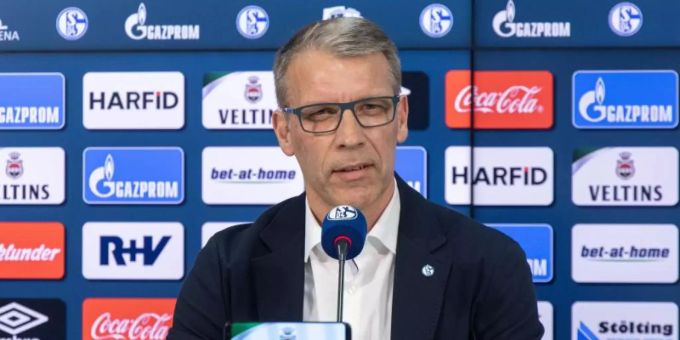 Peter Knäbel, Sportvorstand von FC Schalke 04, bei einer Pressekonferenz. Foto: Karsten Rabas/FC Schalke 04/dpa fc schalke 04