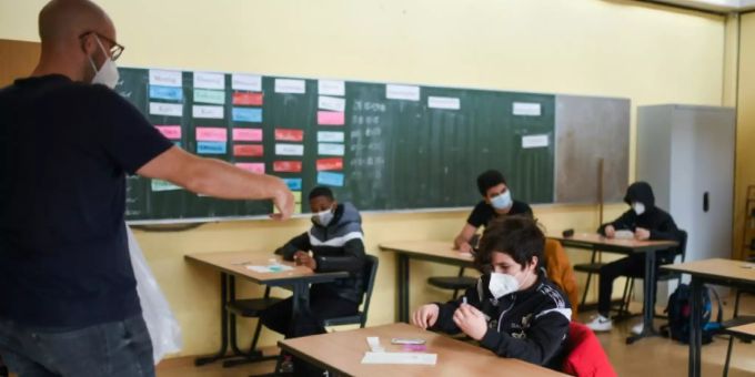 Schüler in Bonn machen einen Corona-Schnelltest Schüler in Bonn machen einen Corona-Schnelltest