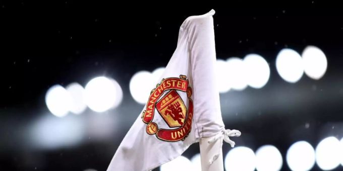 Eine Eckfahne mit dem Logo von Manchester United. Foto: Alex Pantling/PA Wire/dpa Eine Eckfahne mit dem Logo von Manchester United. Foto: Alex Pantling/PA Wire/dpa
