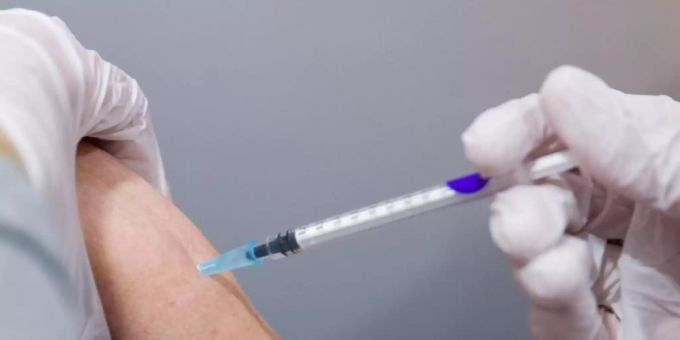 Ein Mann wird von einer medizinischen Fachkraft in einem Impfzentrum gegen das Coronavirus geimpft. (Symbolbild). Foto: Daniel Karmann/dpa Ein Mann wird von einer medizinischen Fachkraft in einem Impfzentrum gegen das Coronavirus geimpft. (Symbolbild). Foto: Daniel Karmann/dpa