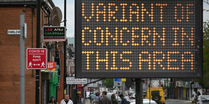 Ein Schild im englischen Bolton warnt vor der Corona-Mutante Ein Schild im englischen Bolton warnt vor der Corona-Mutante