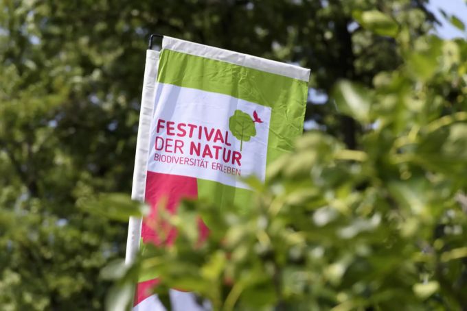Eine Flagge des Festivals der Natur. Festival der Natur