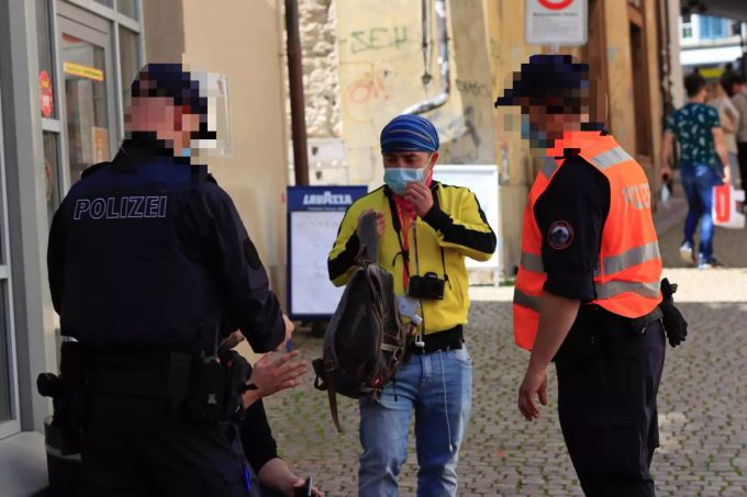 Nau.ch-Reporter Hüseyin Aydemir wurde von der Polizei weggewiesen. Hüseyin Polizeo