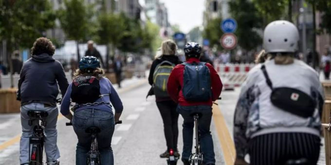 Auch immer mehr jüngere Radfahrer tragen einen Fahrradhelm. Von den 11- bis 16-Jährigen setzte mehr als die Hälfte im Jahr 2020 einen Helm auf, so die Zahlen der Bundesanstalt für Strassenwesen. Foto: Fabian Sommer/dpa Auch immer mehr jüngere Radfahrer tragen einen Fahrradhelm. Von den 11- bis 16-Jährigen setzte mehr als die Hälfte im Jahr 2020 einen Helm auf, so die Zahlen der Bundesanstalt für Strassenwesen. Foto: Fabian Sommer/dpa