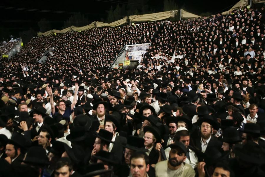 So sah es vor der Massenpanik aus: Menschen versammeln sich und feiern den jüdischen Feiertag Lag BaOmer auf dem Berg Meron.