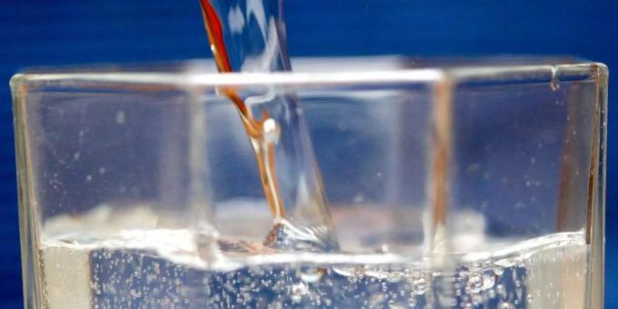 Beim Schlagwort «bio» erwarten Kunden ein unbehandeltes Wasser - mit dieser Begründung hat jetzt ein Gericht gegen Danone und ein Bio-Siegel für Mineralwasser entschieden. Foto: Roland Weihrauch/dpa/Symbolbild Beim Schlagwort «bio» erwarten Kunden ein unbehandeltes Wasser - mit dieser Begründung hat jetzt ein Gericht gegen Danone und ein Bio-Siegel für Mineralwasser entschieden. Foto: Roland Weihrauch/dpa/Symbolbild