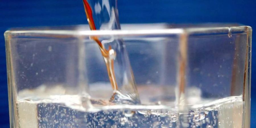 Beim Schlagwort «bio» erwarten Kunden ein unbehandeltes Wasser - mit dieser Begründung hat jetzt ein Gericht gegen Danone und ein Bio-Siegel für Mineralwasser entschieden. Foto: Roland Weihrauch/dpa/Symbolbild