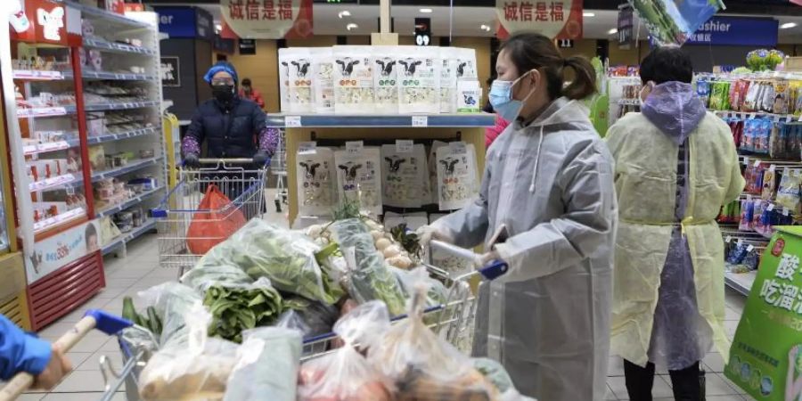 Kunden in einem Supermarkt beim Einkaufen. Foto: CHINATOPIX/AP/dpa/Symbolbild