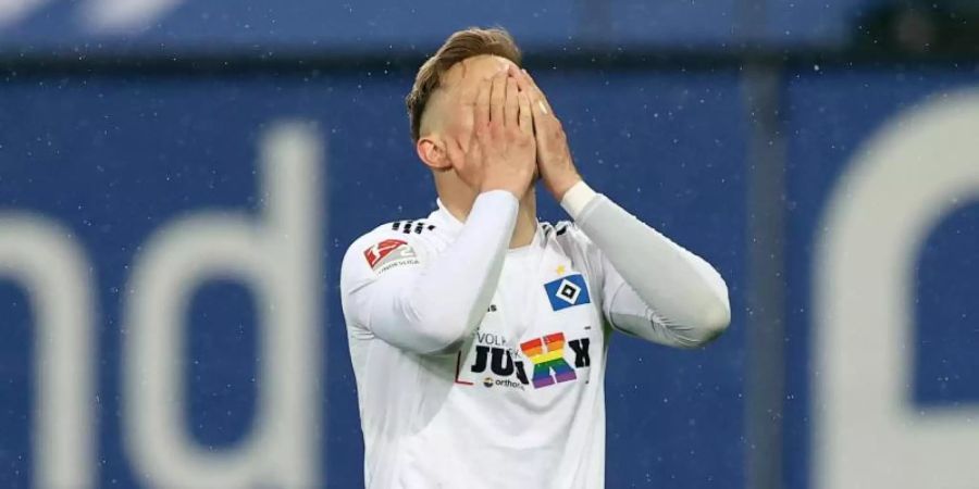 Hamburgs Sonny Kittel hadert mit einer verpassten Torchance gegen den KSC. Foto: Christian Charisius/dpa