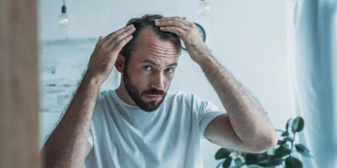 Stressbedingter Haarausfall kann schnell zur Belastung werden. Stressbedingter Haarausfall Coronavirus
