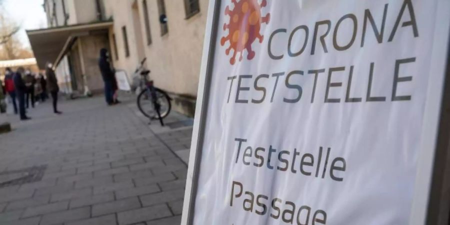 Ein Schild weist den Weg zu einer «Corona-Teststelle». Foto: Peter Kneffel/dpa