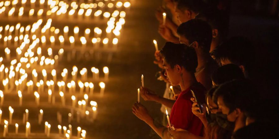 dpatopbilder - Demonstranten halten Kerzen in der Hand, um für die Opfer der Militärgewalt zu beten. Foto: Thuya Zaw/ZUMA Wire/dpa
