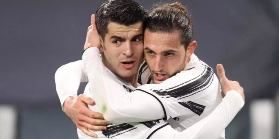 Juves Torschütze zum 1:0, Adrien Rabiot (r), feiert sein Tor mit dem späteren Doppeltorschützen Alvaro Morata. Foto: Tano Pecoraro/LaPresse/AP/dpa