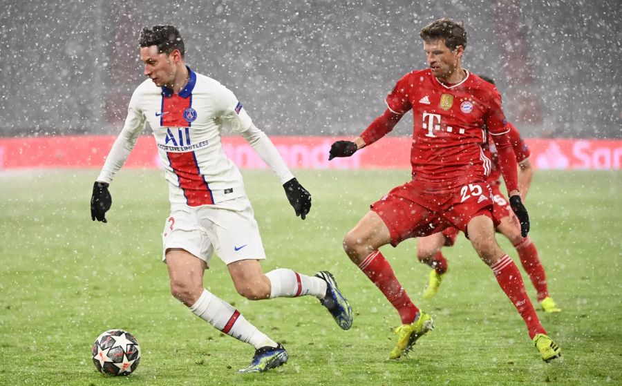 Der Münchner Thomas Müller (r.) setzt PSG-Angreifer Julian Draxler (l.) unter Druck.