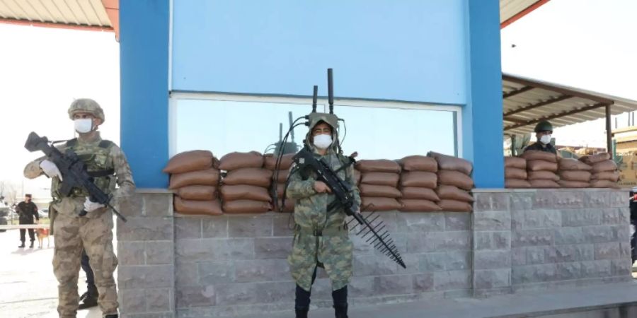 Vor dem Gericht in der Provinz Ankara