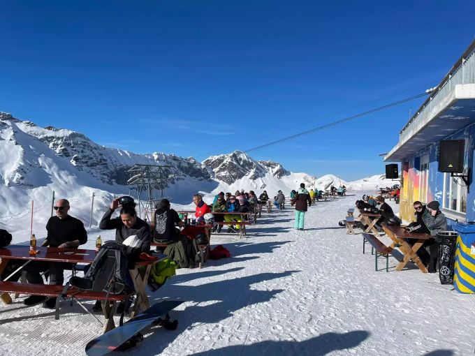Wintersportler nutzen die Ski-Terrasse als Sitzgelegenheit gestern Sonntag auf der Melchsee-Frutt. Melchsee-Frutt coronavirus ski-terrassen