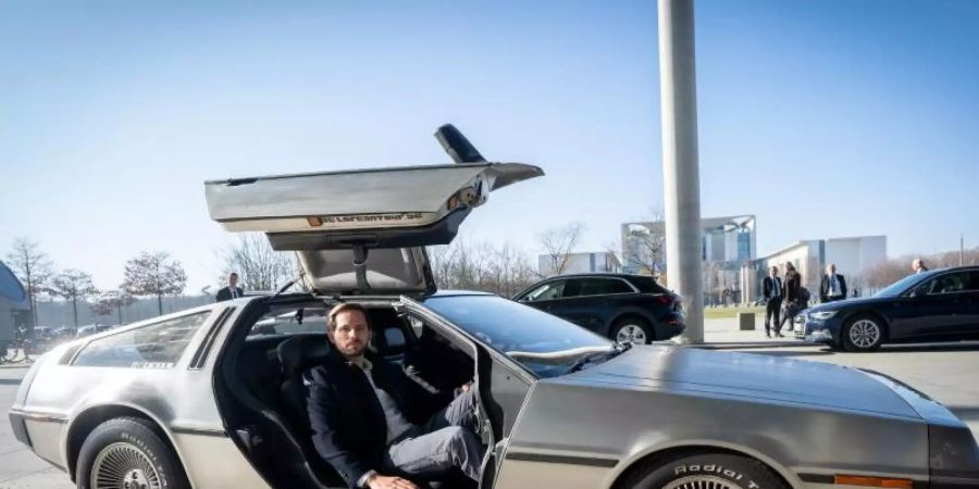 Christoph Weigler, Deutschland-Chef Uber, steigt aus dem “Zurück in die Zukunft”-DeLorean vor dem Paul-Löbe-Haus aus. Foto: Kay Nietfeld/dpa