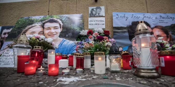Blumen und Kerze erinnern an den Mord am Journalisten Jan Kuciak. Jan Kuciak Slowakei