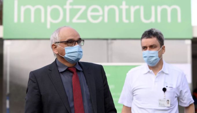 Der Berner Gesundheitsminister Pierre-Alain Schnegg (hier beim Besuch eines Impfzentrums in Burgdorf BE) öffnet die Impftermine für die Jungen. Pierre-Alain Schnegg Coronavirus