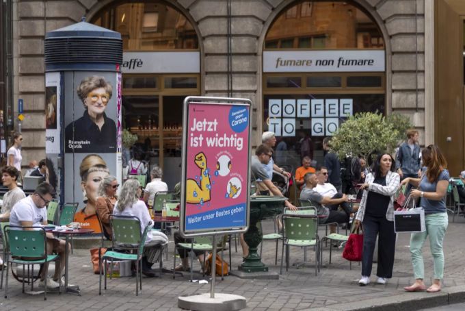 Ein Café in Basel nachdem der Bundesrat die Massnahmen gelockert hatte, Mai 2020. Bald könnten Gastrobetriebe auch wieder ihre Terrassen öffnen. Terrasse Gastronomie Coronavirus