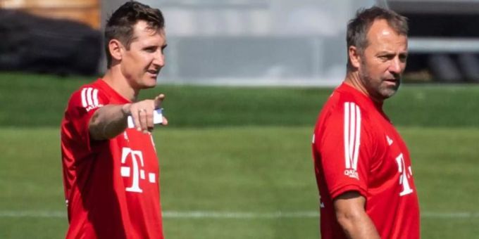 Klose und Flick arbeiten gemeinsam bei den Bayern im Trainerstaff. Klose