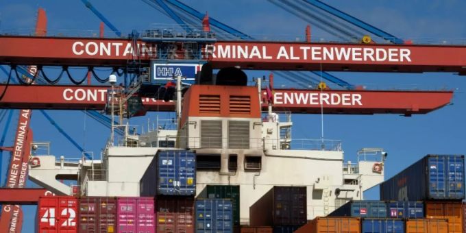 Containerschiff im Hamburger Hafen Containerschiff im Hamburger Hafen