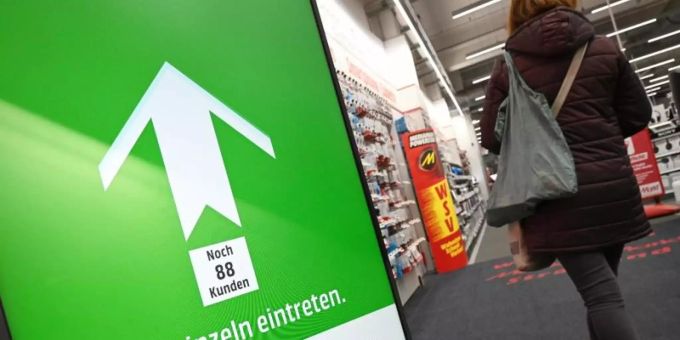 Eine Kundin betritt ein Geschäft in Stralsund (Mecklenburg-Vorpommern). Foto: Stefan Sauer/dpa-Zentralbild/dpa