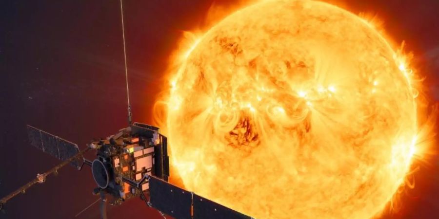 Die Sonde Solar Orbiter vor der Sonne (undatierte Grafik). Foto: ATG medialab/ESA/dpa