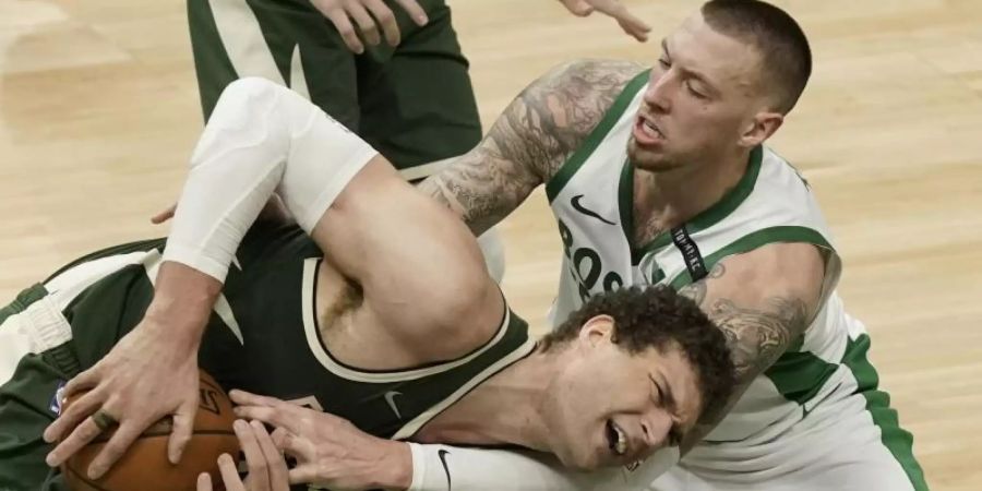 Perfekt: Daniel Theis (r) wechselt von Boston Celtics zu den Chicago Bulls. Foto: Morry Gash/AP/dpa
