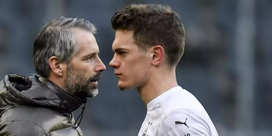 Macht seine Zukunft in Gladbach auch vom Nachfolger von Trainer Marco Rose (l) abhängig: Matthias Ginter. Foto: Martin Meissner/Pool AP/dpa