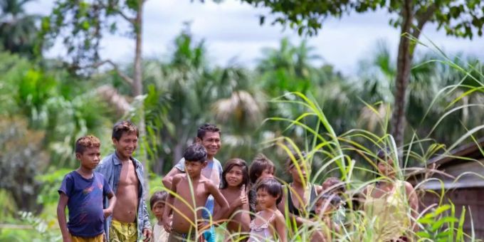 Mitglieder einer indigenen Gemeinschaft, die in der Region Alto Rio Negro lebt, lachen nahe ihrer Siedlung an der Grenze zu Kolumbien. Indigene