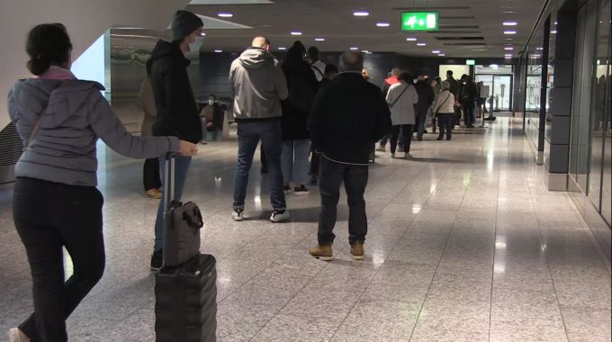 Reisende warten darauf, sich im Testzentrum aufs Coronavirus zu testen. flughafen zürich testzentrum