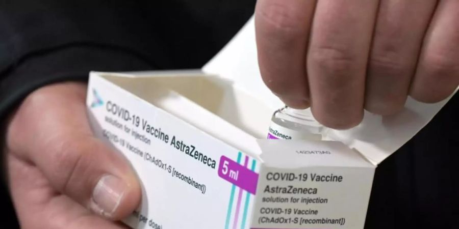 Ein Fläschchen mit fünf Milliliter Corona-Impfstoff von Astrazeneca. Foto: Soeren Stache/dpa