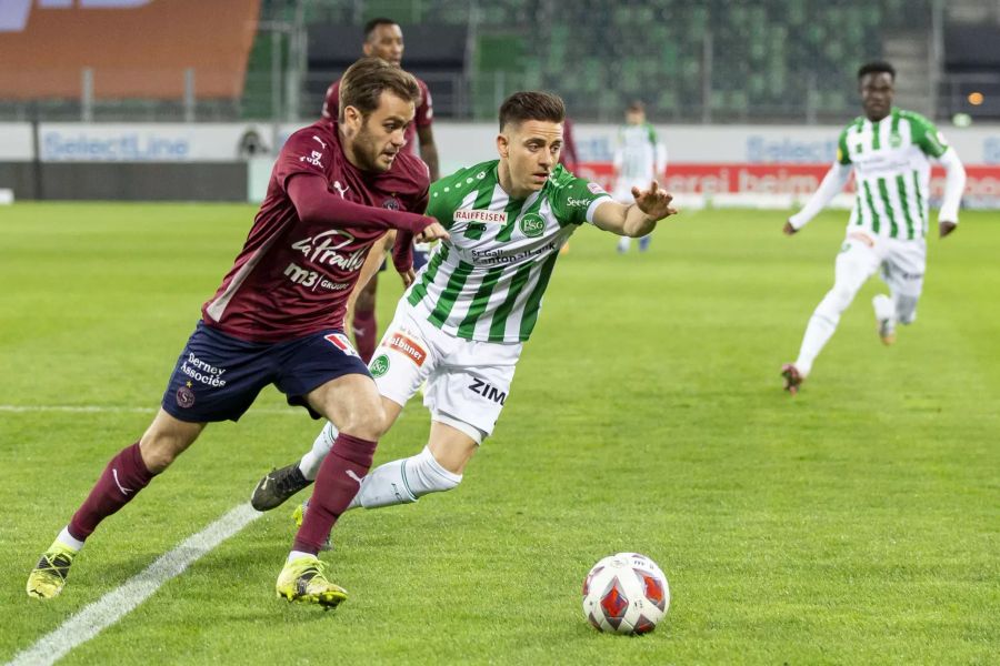 Servettes Timothe Cognat (l.) im Zweikampf mit Basil Stillhart vom FC St.Gallen.