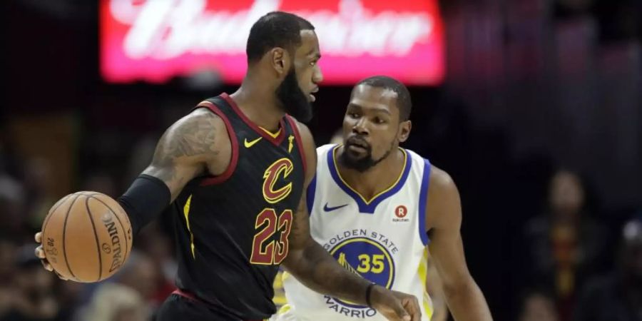 Die beiden All-Star-Kapitäne durften auswählen: Kevin Durant (r) im Zweikampf mit LeBron James. Foto: Tony Dejak/AP/Archiv/dpa