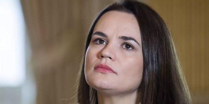 Swetlana Tichanowskaja, Oppositionspolitikerin in Belarus, bei einem Gespräch in Stockholm. Foto: Claudio Bresciani/TT News Agency/AP/dpa Tichanowskaja
