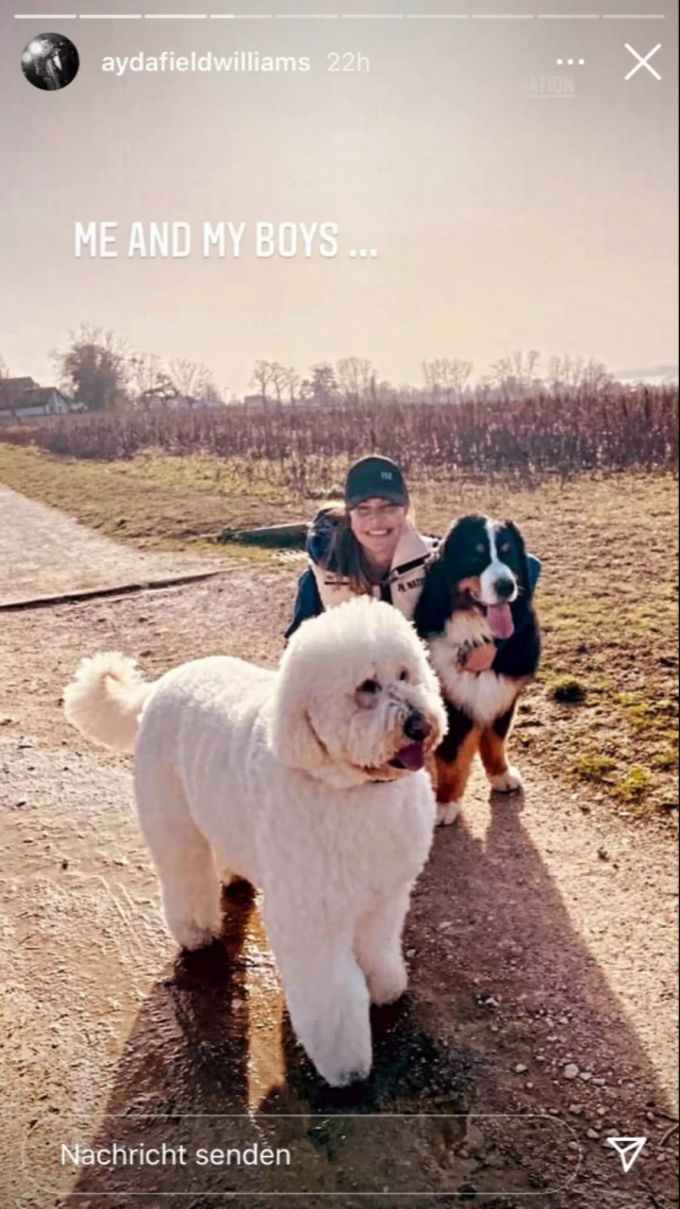 Robbies Frau Ayda mit ihren Hunden. robbie