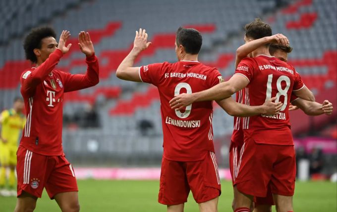 Die Spieler von Bayern München feiern das Tor von Robert Lewandowski zum 2:0 gegen den 1. FC Köln. Bayern München FC Köln
