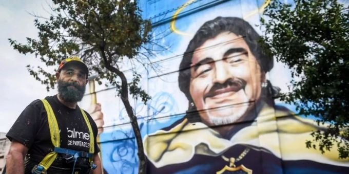 Der Künstler Alfredo Segatori steht vor seinem Wandgemälde im Viertel La Boca zu Ehren des «Goldjungen» Maradona. Foto: Fernando Gens/dpa Der Künstler Alfredo Segatori steht vor seinem Wandgemälde im Viertel La Boca zu Ehren des «Goldjungen» Maradona. Foto: Fernando Gens/dpa