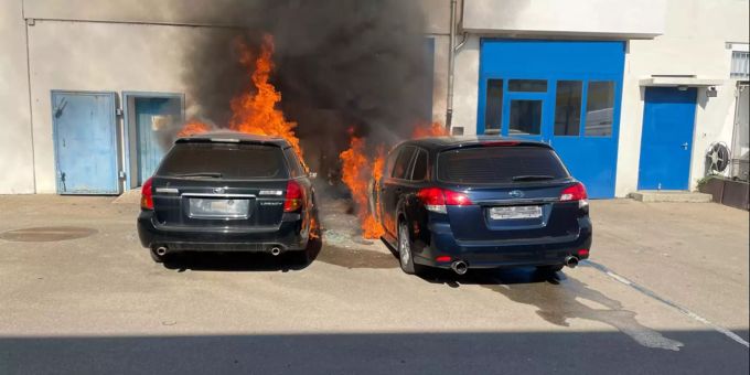 Die zwei Fahrzeuge im Vollbrand. Aesch BL
