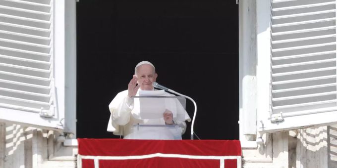 Papst Franziskus spricht sein Angelus-Gebet zu den Menschen auf dem Petersplatz. papst franziskus