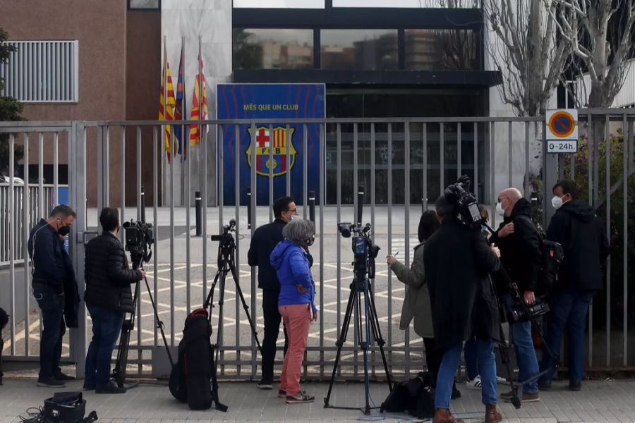 Journalisten belagern das Camp Nou.