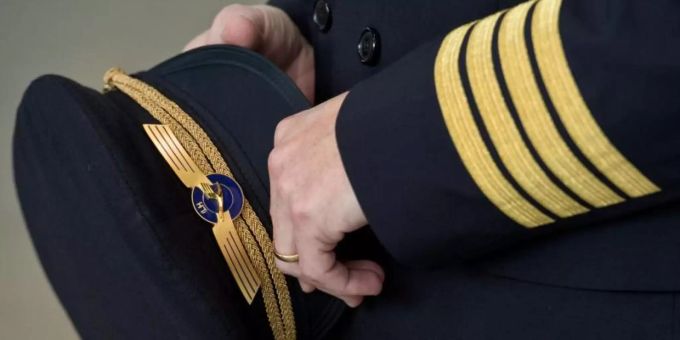 Ein Pilot in Uniform. Foto: picture alliance / Boris Roessler/dpa pilot