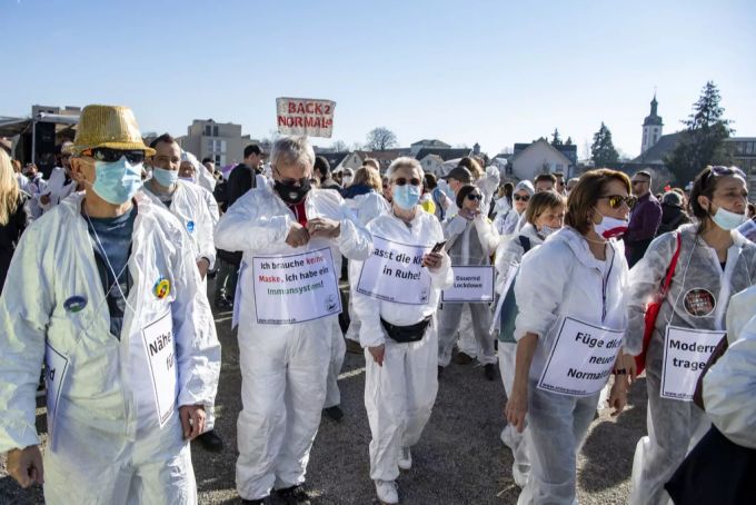 Die Massnahmen gegen das Coronavirus schränken das alltägliche Leben stark ein. Deswegen protestieren Menschen auch regelmässig gegen die Regeln, wie hier in Wohlen AG. Coronavirus Freiheit Protest Wohlen