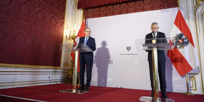 Der österreichische Bundespräsident Alexander Van der Bellen (r) und Guy Parmelin (l) sprechen an einer Pressekonferenz in Wien am 2. März 2021. Swiss President Guy Parmelin visits Austria
