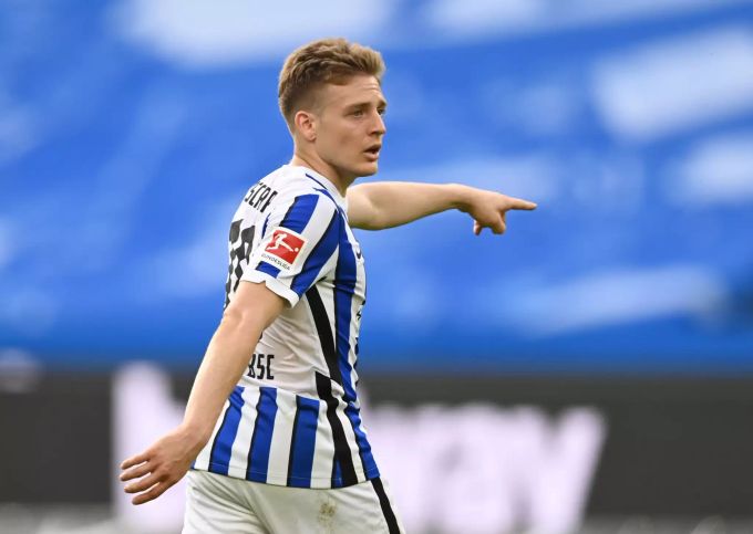 Santiago Ascacibar (Hertha BSC Berlin) zeigt es an: Man weiss, wo man hinwill – aber der Weg ist weit. Hertha BSC Arminia Bielefeld